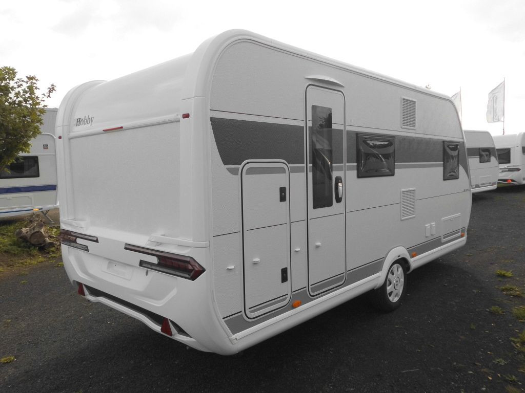 Hobby De Luxe 490 KMF 2026 GARAGE AUTARK 1800kg.+++ - Lakókocsi: 3 kép. Hobby De Luxe 490 KMF 2026 GARAGE AUTARK 1800kg.+++ - Lakókocsi: 3 kép.