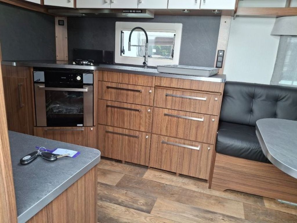 Polar 730 QA 30% RABATT LUXUS KLIMA AKTION - Lakókocsi: 5 kép. Polar 730 QA 30% RABATT LUXUS KLIMA AKTION - Lakókocsi: 5 kép.