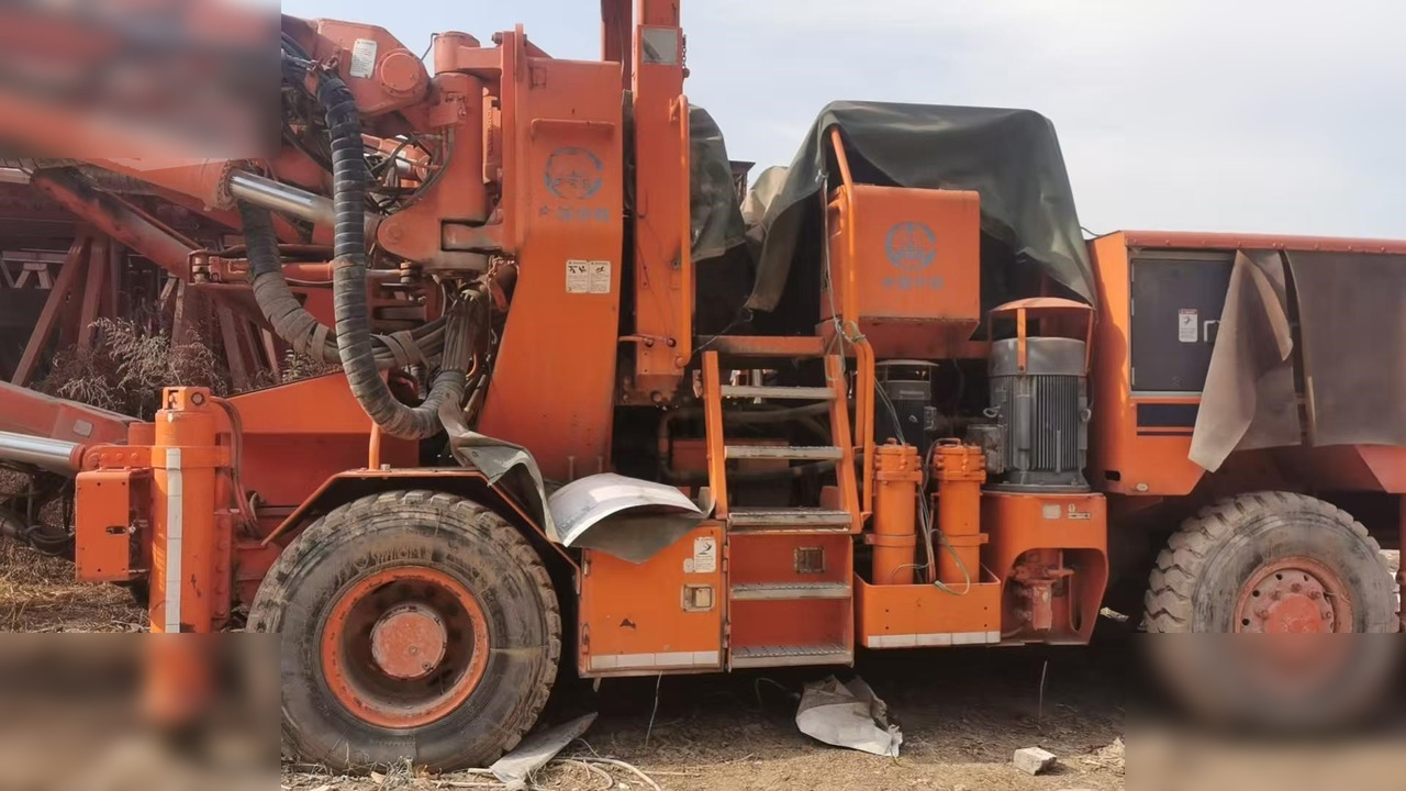 2002 TAMROCK SUPERMATIC 315-150 - Irányított fúrógép: 1 kép. 2002 TAMROCK SUPERMATIC 315-150 - Irányított fúrógép: 1 kép.