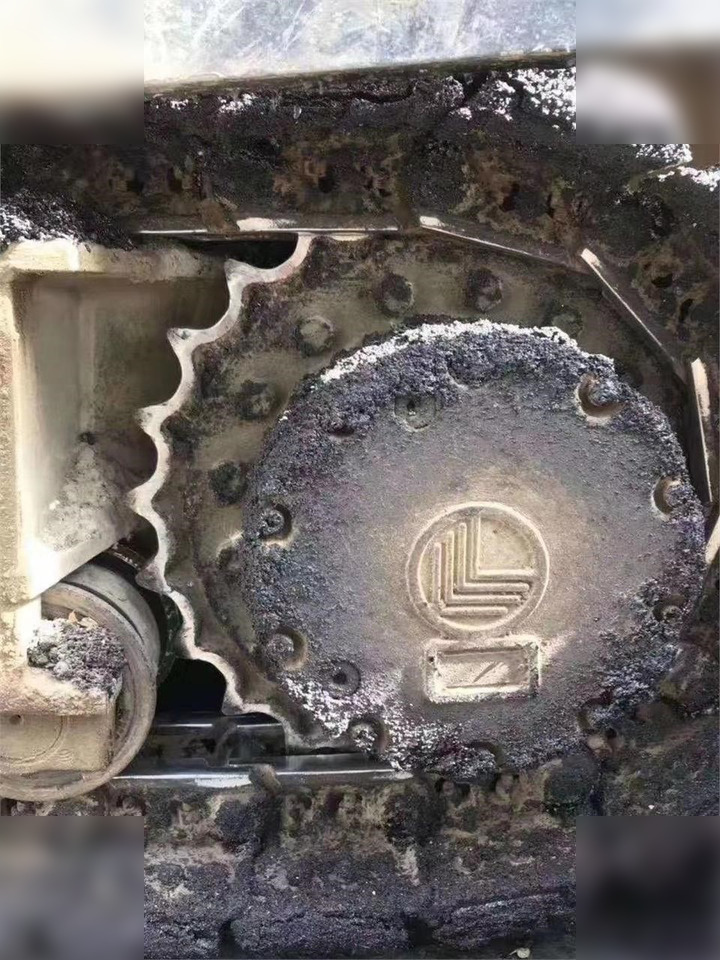 2010 CATERPILLAR AP-755 - Útburkológép: 4 kép. 2010 CATERPILLAR AP-755 - Útburkológép: 4 kép.