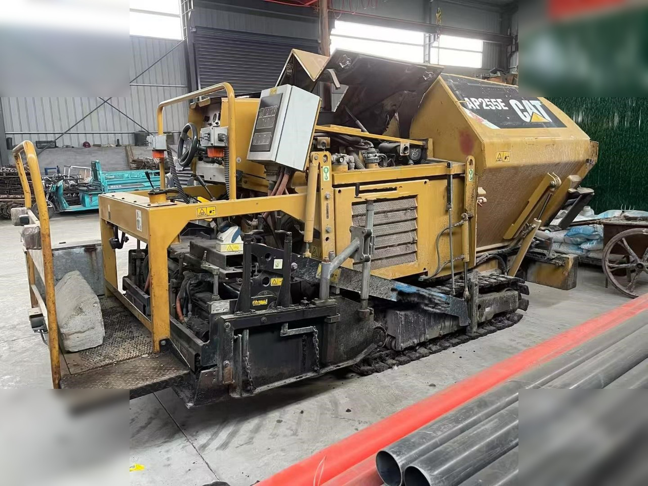 2013 CATERPILLAR AP-255E - Útburkológép: 2 kép. 2013 CATERPILLAR AP-255E - Útburkológép: 2 kép.