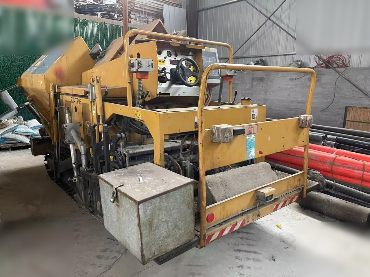 2013 CATERPILLAR AP-255E - Útburkológép: 1 kép. 2013 CATERPILLAR AP-255E - Útburkológép: 1 kép.