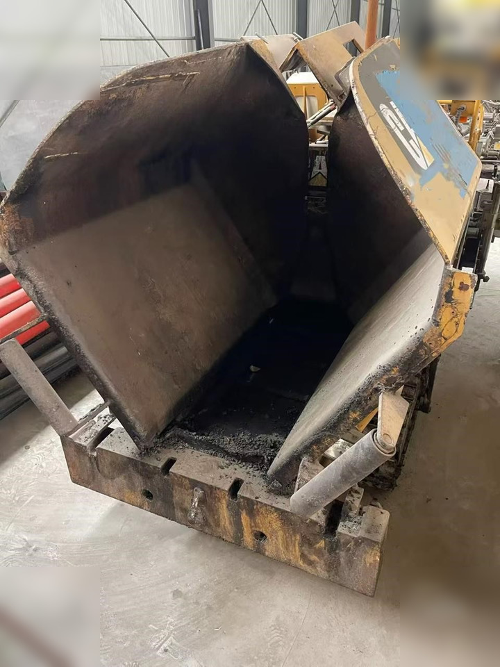 2013 CATERPILLAR AP-255E - Útburkológép: 3 kép. 2013 CATERPILLAR AP-255E - Útburkológép: 3 kép.