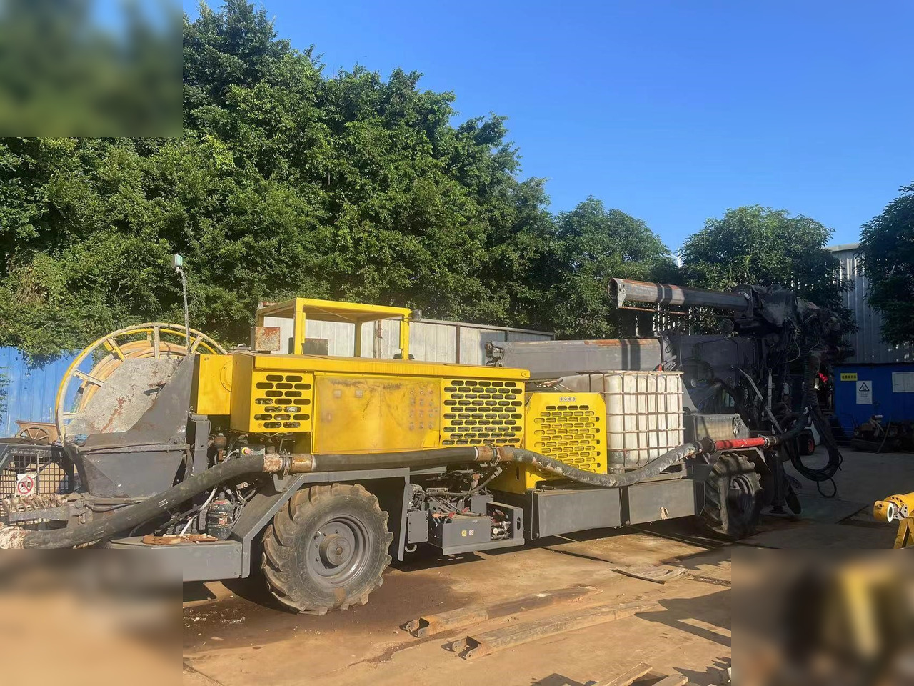 2016 EPIROC MEYCO ME5 MOUNTED ON 2016 ATLAS ARK254K - Betonpumpa: 2 kép. 2016 EPIROC MEYCO ME5 MOUNTED ON 2016 ATLAS ARK254K - Betonpumpa: 2 kép.