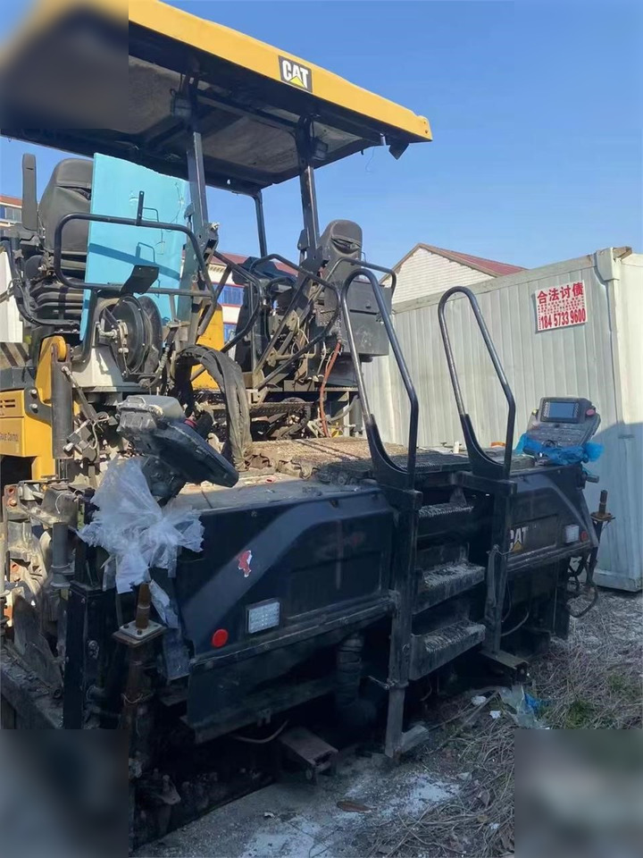 2017 CATERPILLAR AP-655F - Útburkológép: 3 kép. 2017 CATERPILLAR AP-655F - Útburkológép: 3 kép.