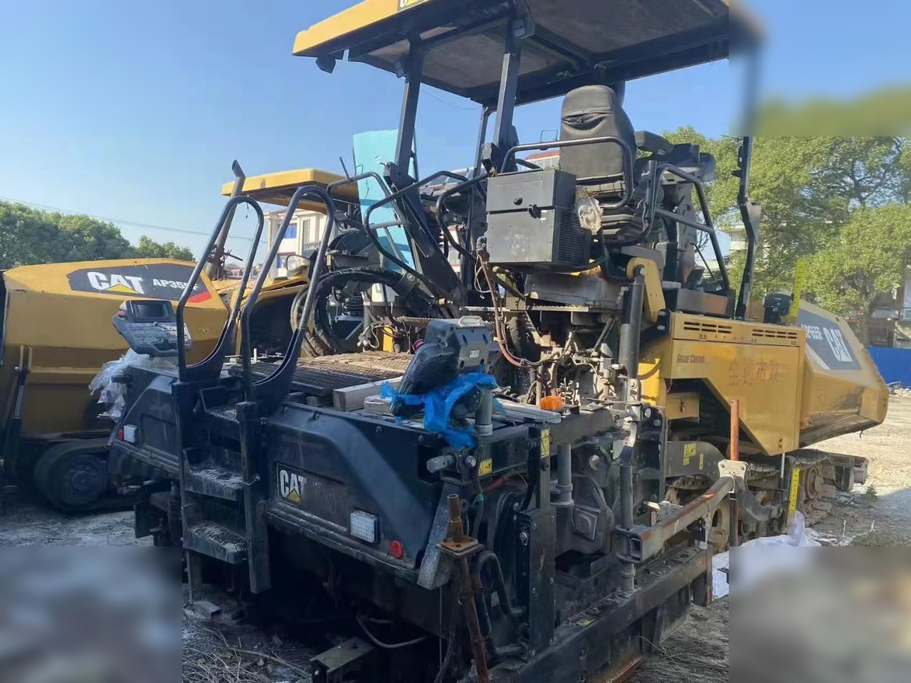 2017 CATERPILLAR AP-655F - Útburkológép: 1 kép. 2017 CATERPILLAR AP-655F - Útburkológép: 1 kép.