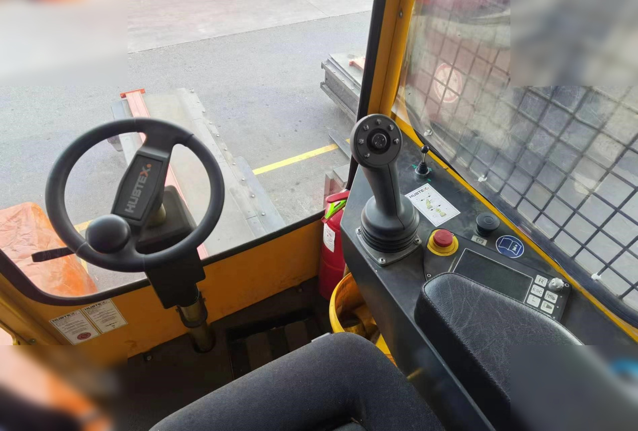 2017 HUBTEX MQ130 - Oldalrakodó targoncá: 2 kép. 2017 HUBTEX MQ130 - Oldalrakodó targoncá: 2 kép.