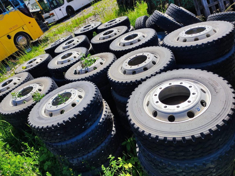 Bridgestone wheels 275/70 R22,5 on Alcoa aluminum rims - Gumiabroncs - Teherautó: 1 kép. Bridgestone wheels 275/70 R22,5 on Alcoa aluminum rims - Gumiabroncs - Teherautó: 1 kép.