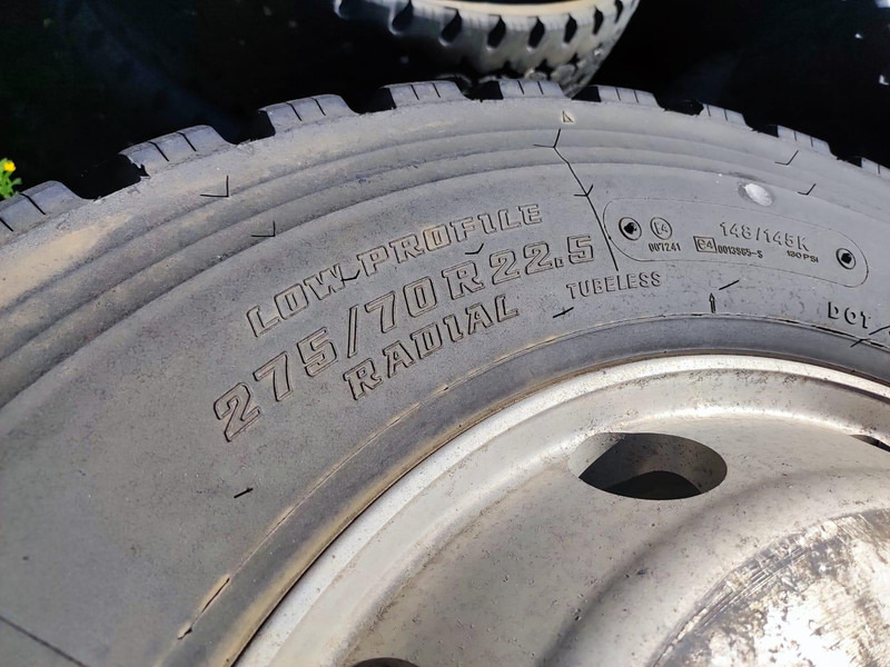 Bridgestone wheels 275/70 R22,5 on Alcoa aluminum rims - Gumiabroncs - Teherautó: 3 kép. Bridgestone wheels 275/70 R22,5 on Alcoa aluminum rims - Gumiabroncs - Teherautó: 3 kép.