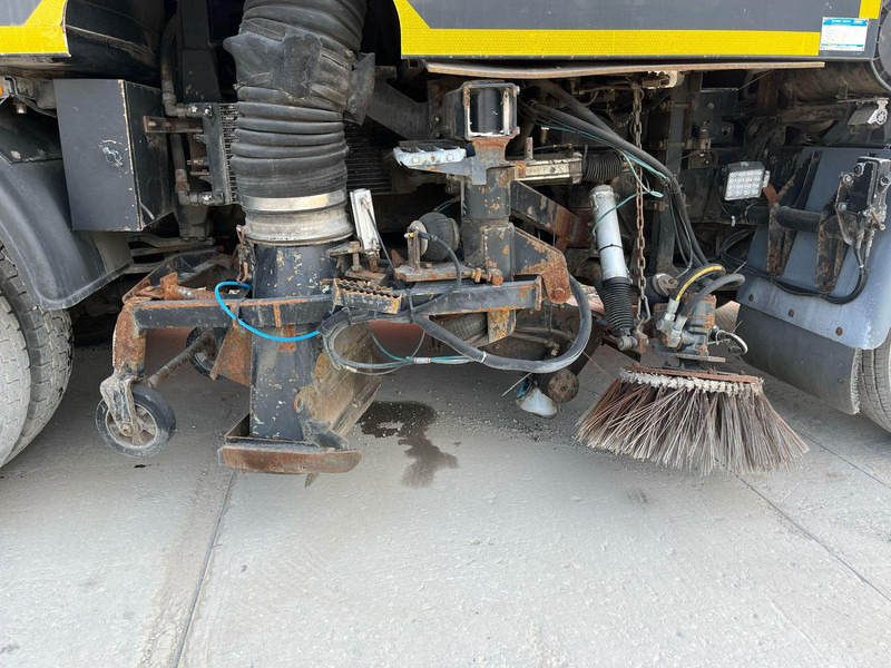 Utcaseprő gép DAF LF 55.180 4x2 Schmidt SK 600 Dual LP: 12 kép.