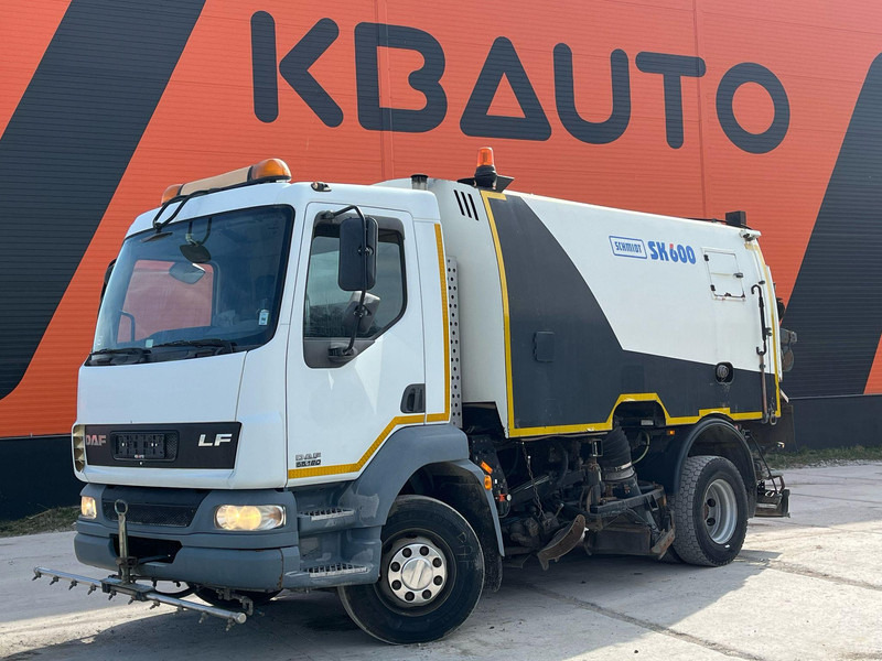 DAF LF 55.180 4x2 Schmidt SK 600 Dual LP - Utcaseprő gép: 1 kép. DAF LF 55.180 4x2 Schmidt SK 600 Dual LP - Utcaseprő gép: 1 kép.