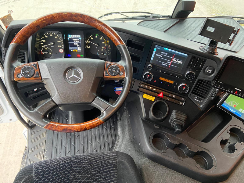 Interior photo 1: Dobozos felépítményű teherautó Mercedes-Benz Antos 1827 4x2 BOX L=7538 mm