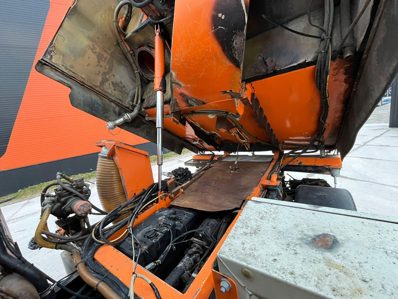 Utcaseprő gép Mercedes-Benz UNIMOG U 300 4x4 TRILETY SK / 6918 hours: 13 kép.