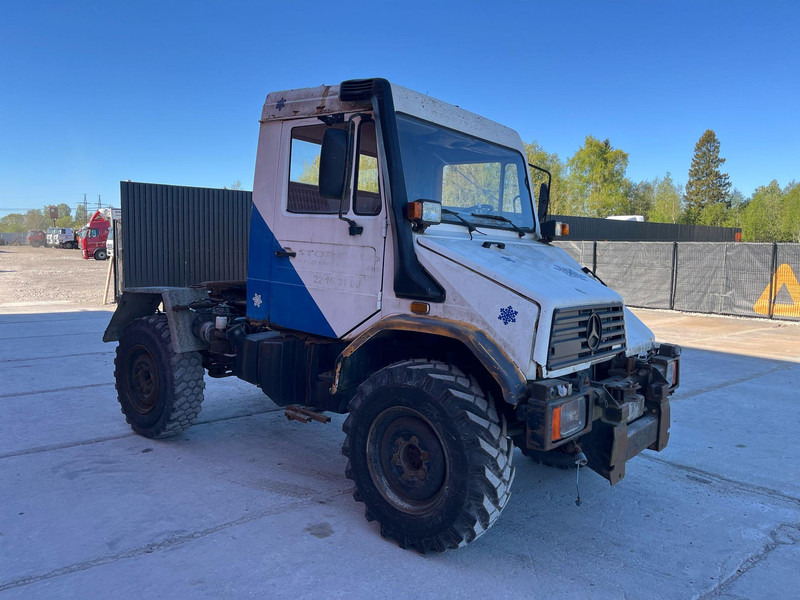 Mercedes-Benz Unimog U130 4x4 - Nyergesvontató: 4 kép. Mercedes-Benz Unimog U130 4x4 - Nyergesvontató: 4 kép.