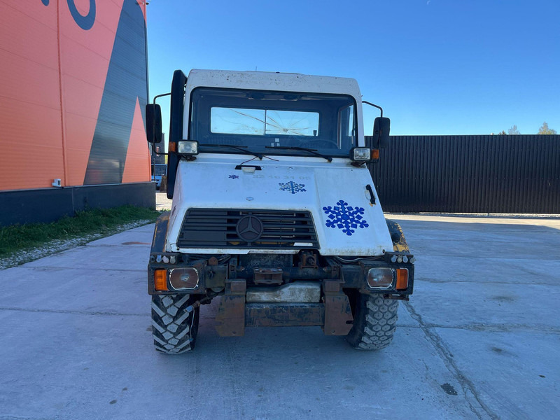 Mercedes-Benz Unimog U130 4x4 - Nyergesvontató: 3 kép. Mercedes-Benz Unimog U130 4x4 - Nyergesvontató: 3 kép.