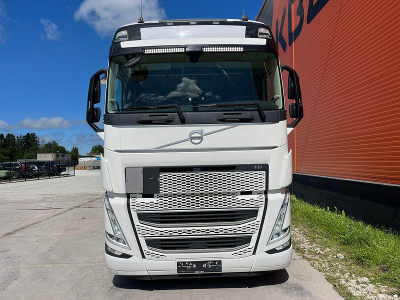 Volvo FH 500 6x2 GLOBE XL / RETARDER / DOUBLE BOGIE - Nyergesvontató: 2 kép. Volvo FH 500 6x2 GLOBE XL / RETARDER / DOUBLE BOGIE - Nyergesvontató: 2 kép.