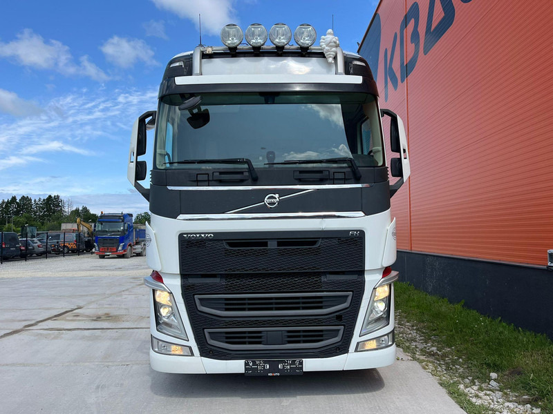 Volvo FH 540 6x2 GLOBE XL / DOUBLE BOGIE - Nyergesvontató: 2 kép. Volvo FH 540 6x2 GLOBE XL / DOUBLE BOGIE - Nyergesvontató: 2 kép.