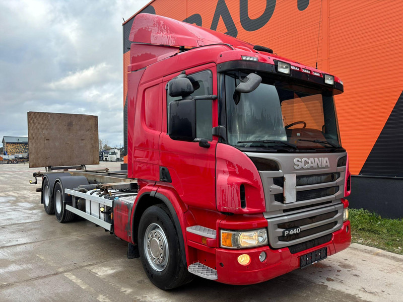 Scania P 440 6x2 RETARDER / CHASSIS L=7741 mm - Cserefelépítményes teherautó: 4 kép. Scania P 440 6x2 RETARDER / CHASSIS L=7741 mm - Cserefelépítményes teherautó: 4 kép.