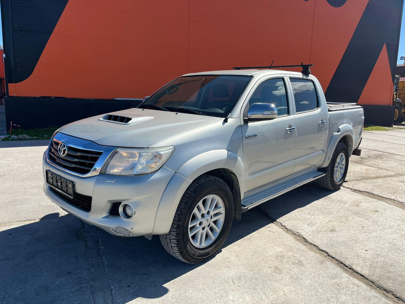 Toyota Hilux 4x4 - Autó: 2 kép. Toyota Hilux 4x4 - Autó: 2 kép.