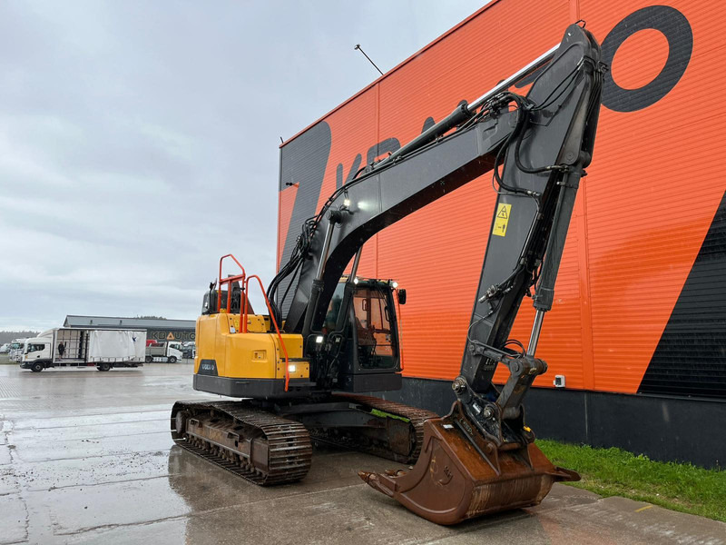 Volvo ECR 235 E CENTRAL LUBRICATION / AC - Lánctalpas kotró: 3 kép. Volvo ECR 235 E CENTRAL LUBRICATION / AC - Lánctalpas kotró: 3 kép.