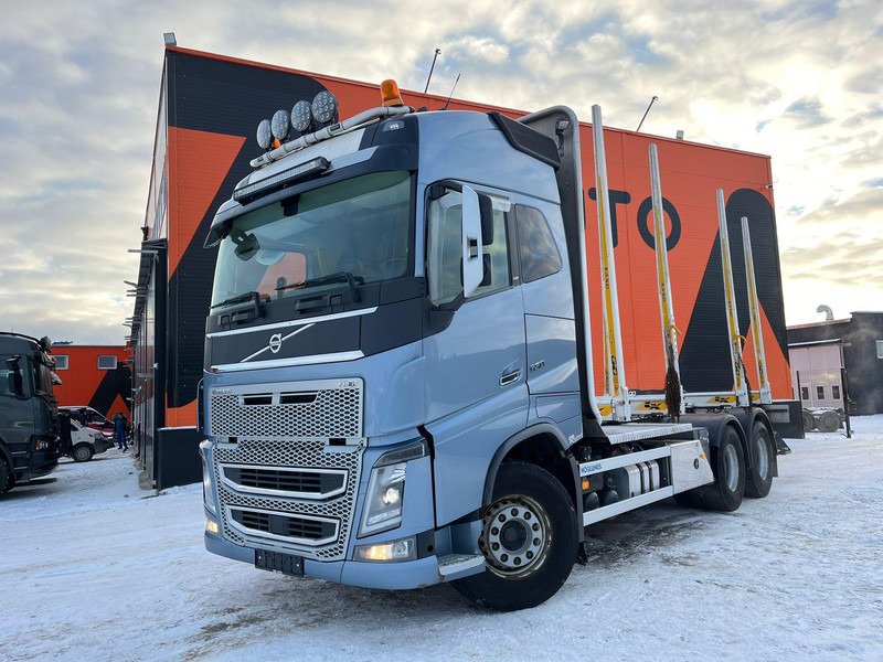 Volvo FH 16 650 6x4 TANDEM AXLE LIFT - Rönkszállító teherautó, Darus autó: 2 kép. Volvo FH 16 650 6x4 TANDEM AXLE LIFT - Rönkszállító teherautó, Darus autó: 2 kép.