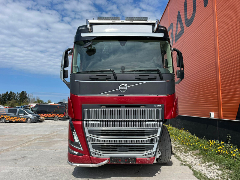 Volvo FH 16 750 8x4/4 DAMAGED ! - Rönkszállító teherautó, Darus autó: 3 kép. Volvo FH 16 750 8x4/4 DAMAGED ! - Rönkszállító teherautó, Darus autó: 3 kép.