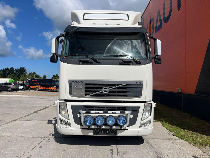 Volvo FH 400 6x2 BOX L=7400 - Dobozos felépítményű teherautó: 2 kép. Volvo FH 400 6x2 BOX L=7400 - Dobozos felépítményű teherautó: 2 kép.