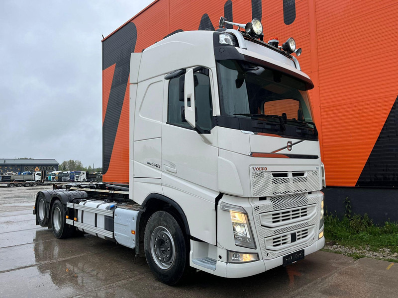 Volvo FH 540 6x4 HIAB 21 ton / L=5600 mm / RETARDER / TANDEM AXLE LIFT - Horgos rakodó teherautó: 4 kép. Volvo FH 540 6x4 HIAB 21 ton / L=5600 mm / RETARDER / TANDEM AXLE LIFT - Horgos rakodó teherautó: 4 kép.