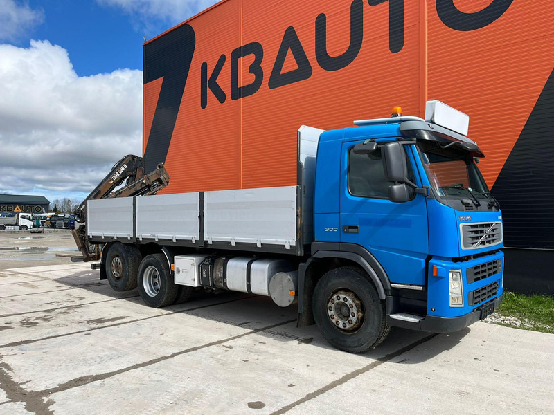 Volvo FM 9 300 6x2*4 HIAB 085D-3 / PLATFORM L=6320 mm - Platós teherautó, Darus autó: 4 kép. Volvo FM 9 300 6x2*4 HIAB 085D-3 / PLATFORM L=6320 mm - Platós teherautó, Darus autó: 4 kép.