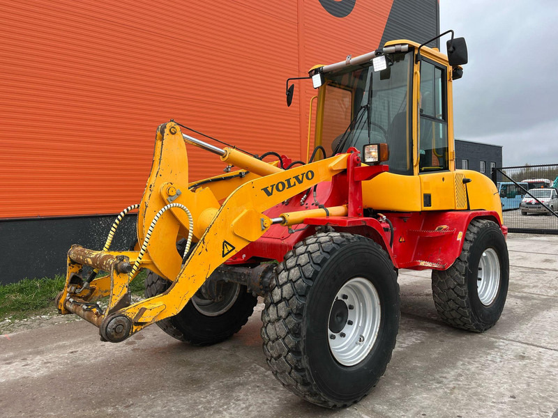 Volvo L 30 B-Z/X 4x4 AC / QUICK COUPLER / BUCKET + FORKS - Gumikerekes homlokrakodó: 3 kép. Volvo L 30 B-Z/X 4x4 AC / QUICK COUPLER / BUCKET + FORKS - Gumikerekes homlokrakodó: 3 kép.