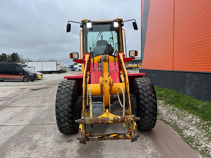 Volvo L 30 B-Z/X 4x4 AC / QUICK COUPLER / BUCKET + FORKS - Gumikerekes homlokrakodó: 4 kép. Volvo L 30 B-Z/X 4x4 AC / QUICK COUPLER / BUCKET + FORKS - Gumikerekes homlokrakodó: 4 kép.
