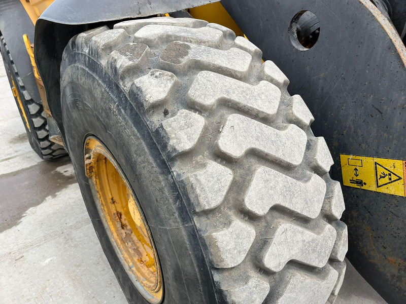 Gumikerekes homlokrakodó Volvo L 90 F 4x4 CENTRAL LUBRICATION / AC: 18 kép.