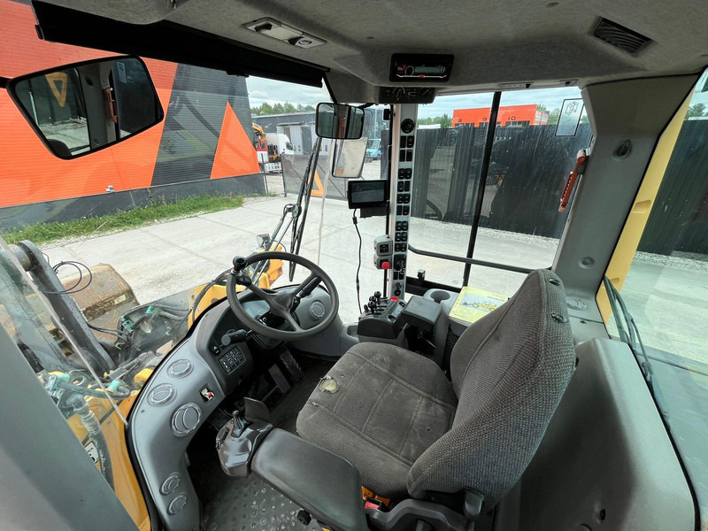 Gumikerekes homlokrakodó Volvo L 90 F 4x4 CENTRAL LUBRICATION / AC: 19 kép.
