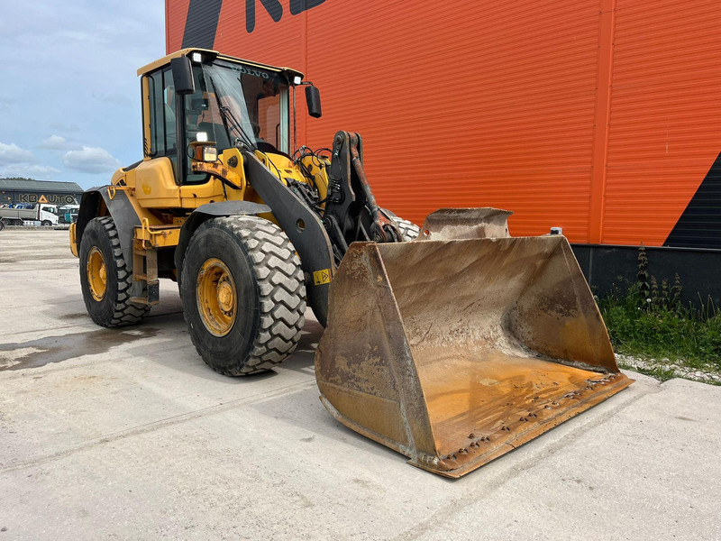 Volvo L 90 F 4x4 CENTRAL LUBRICATION / AC - Gumikerekes homlokrakodó: 4 kép. Volvo L 90 F 4x4 CENTRAL LUBRICATION / AC - Gumikerekes homlokrakodó: 4 kép.