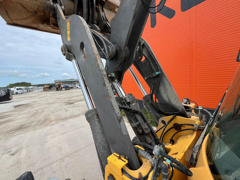Gumikerekes homlokrakodó Volvo L 90 F 4x4 CENTRAL LUBRICATION / AC: 12 kép.