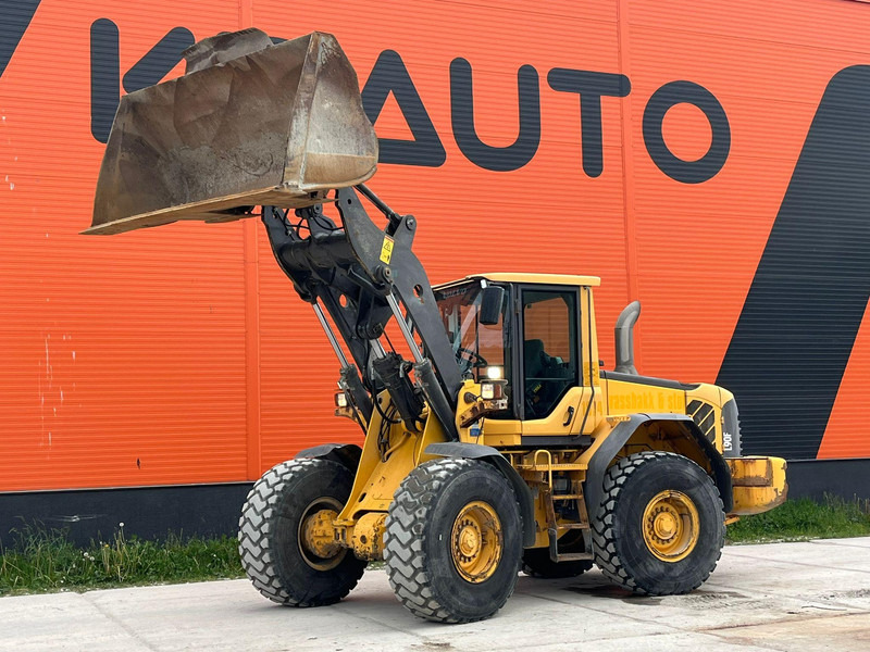 Volvo L 90 F 4x4 CENTRAL LUBRICATION / AC - Gumikerekes homlokrakodó: 1 kép. Volvo L 90 F 4x4 CENTRAL LUBRICATION / AC - Gumikerekes homlokrakodó: 1 kép.