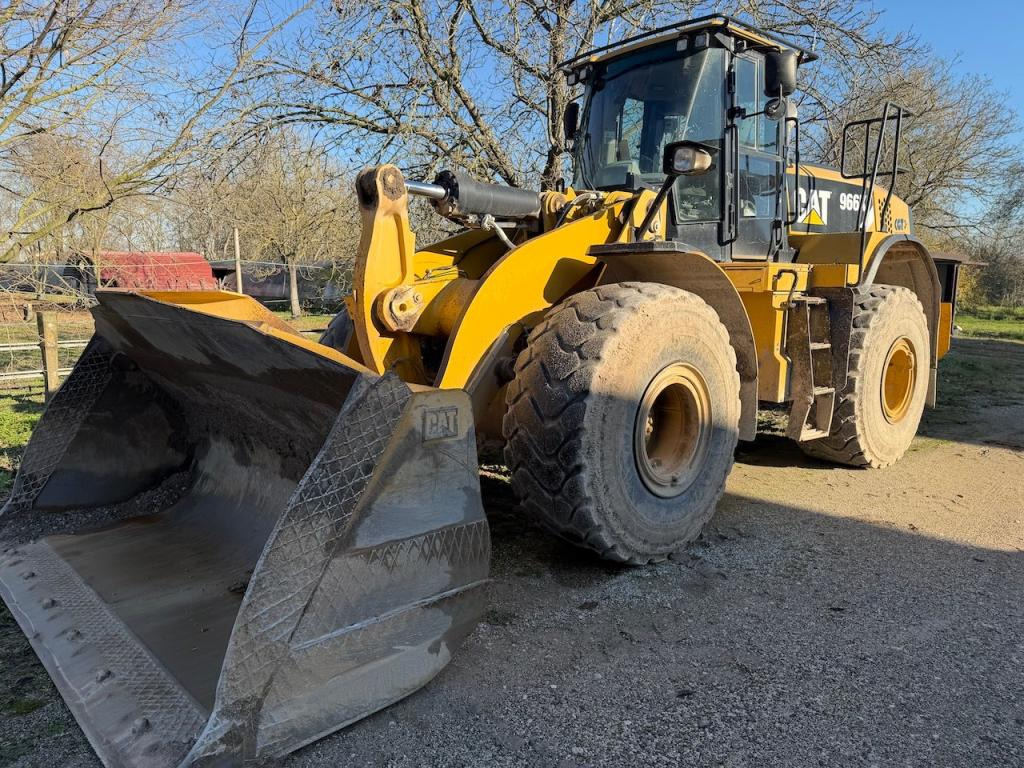 Caterpillar 966K - Gumikerekes homlokrakodó: 3 kép. Caterpillar 966K - Gumikerekes homlokrakodó: 3 kép.