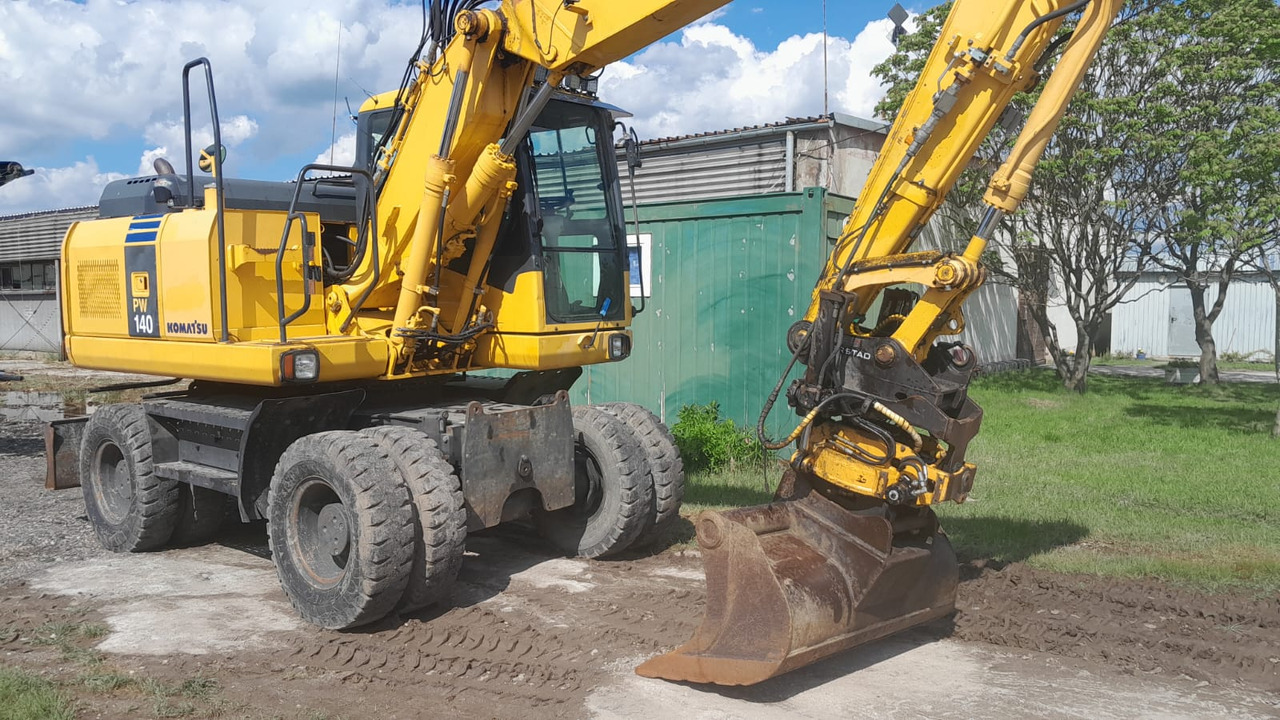 KOMATSU PW 140-7 - Gumikerekes kotró: 4 kép. KOMATSU PW 140-7 - Gumikerekes kotró: 4 kép.