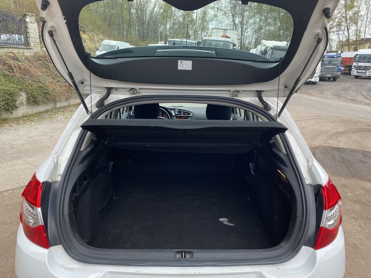 Hatchback Citroen C4: 21 kép.