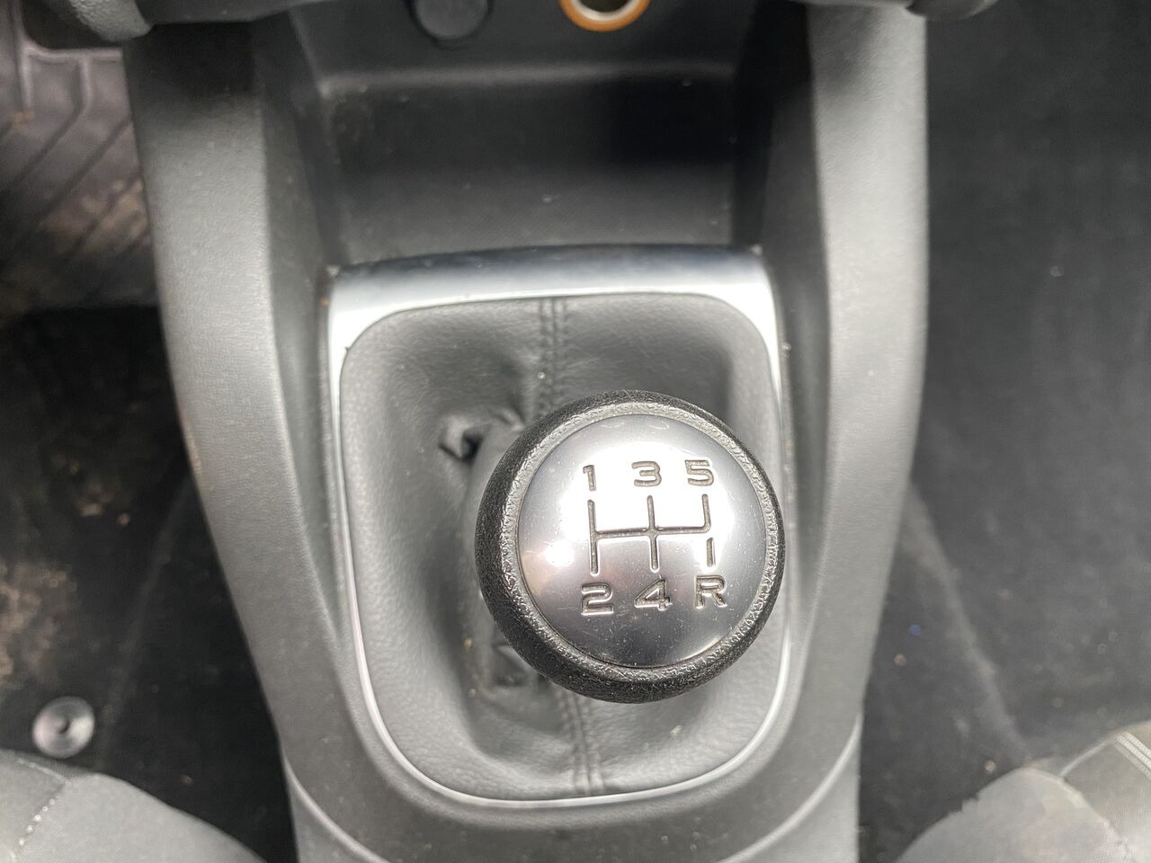 Hatchback Citroen C4: 14 kép.