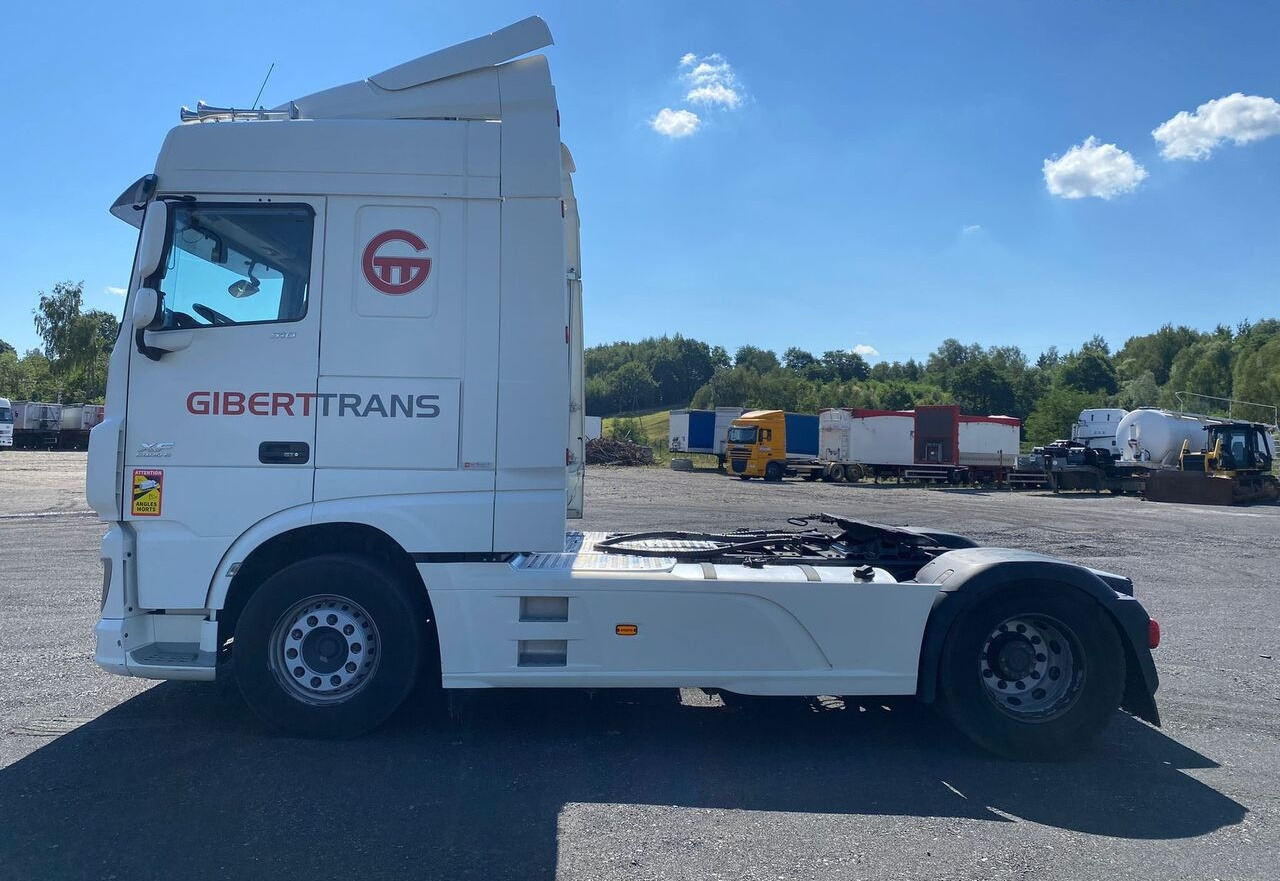 DAF XF105.510 - Nyergesvontató: 2 kép. DAF XF105.510 - Nyergesvontató: 2 kép.