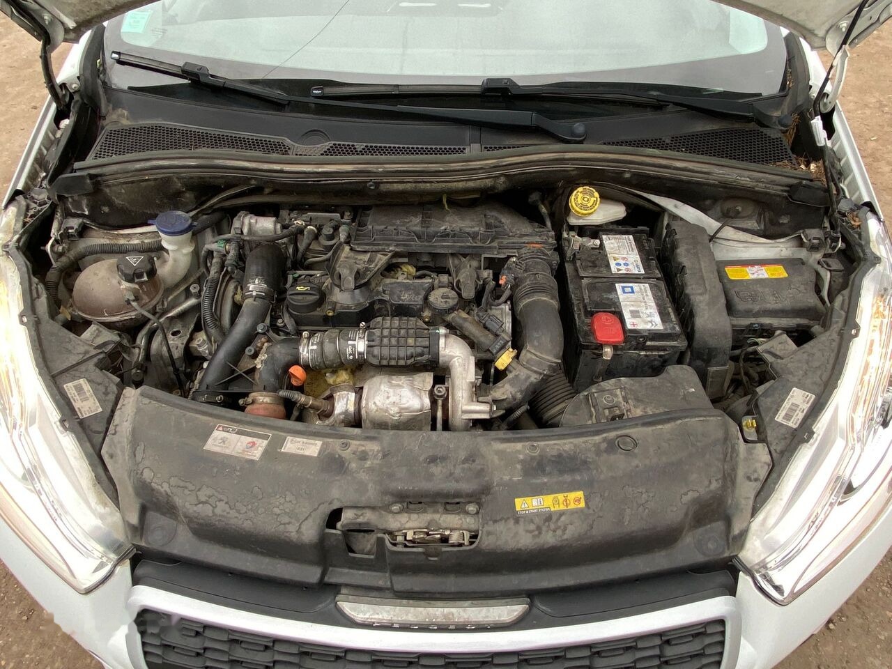 Hatchback Peugeot 208: 9 kép.