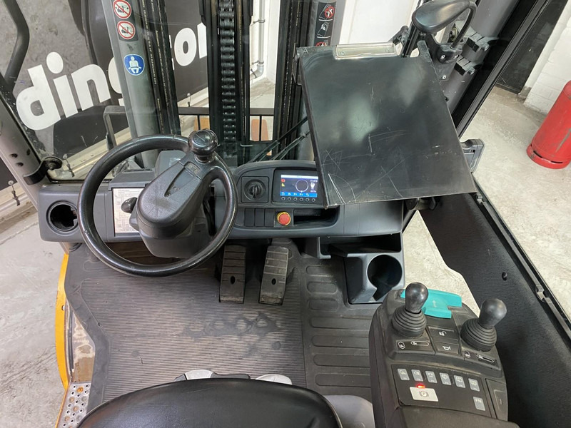 Jungheinrich TFG425s - Gázüzemű targonca: 5 kép. Jungheinrich TFG425s - Gázüzemű targonca: 5 kép.