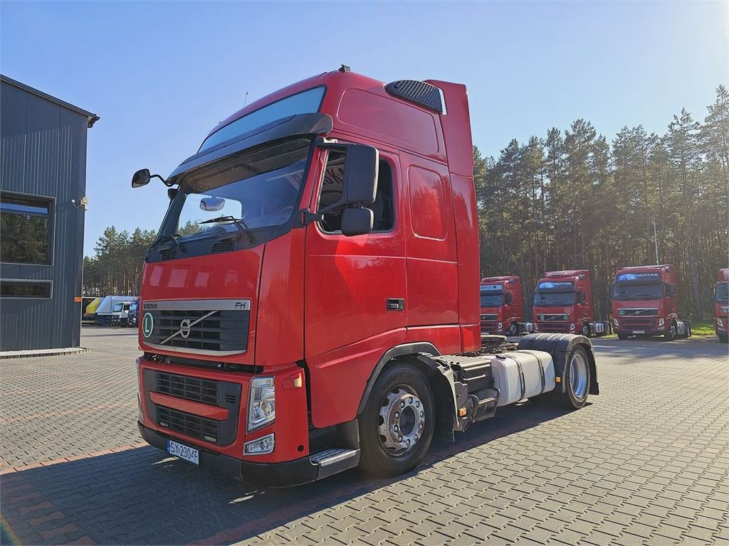 Volvo FH13 XXL MANUAL 420 EURO 5 2011 r MEGA LOW DECK - Nyergesvontató: 2 kép. Volvo FH13 XXL MANUAL 420 EURO 5 2011 r MEGA LOW DECK - Nyergesvontató: 2 kép.
