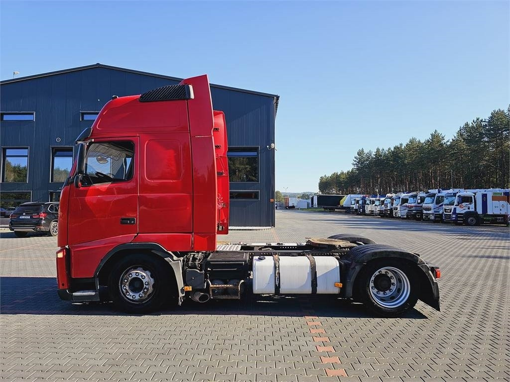 Volvo FH13 XXL MANUAL 420 EURO 5 2011 r MEGA LOW DECK  - Nyergesvontató: 3 kép. Volvo FH13 XXL MANUAL 420 EURO 5 2011 r MEGA LOW DECK  - Nyergesvontató: 3 kép.