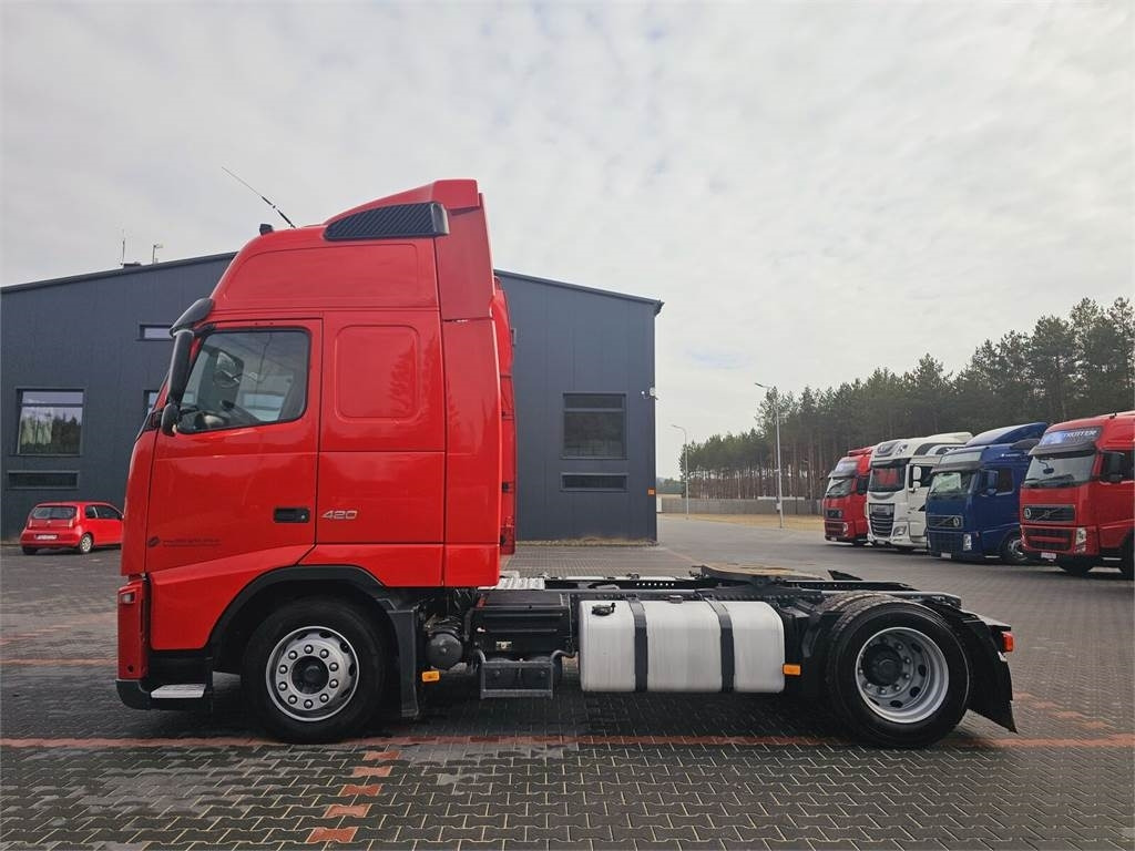 Volvo FH13 XXL NEW TIRES MANUAL 420 EURO 5 2011  - Nyergesvontató: 3 kép. Volvo FH13 XXL NEW TIRES MANUAL 420 EURO 5 2011  - Nyergesvontató: 3 kép.