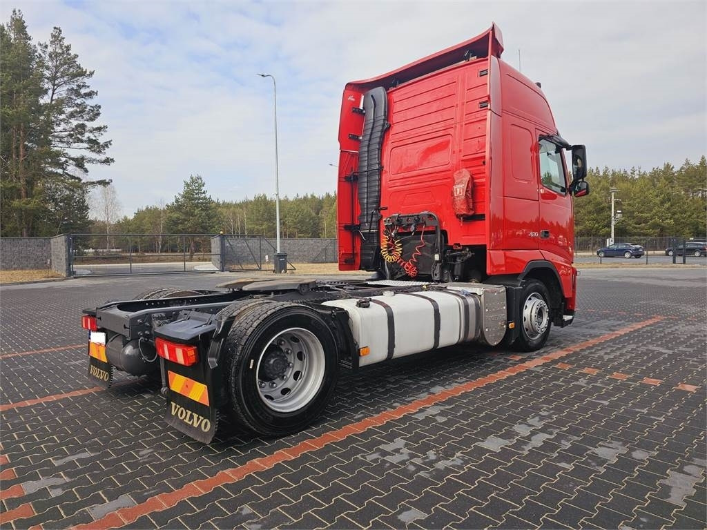 Volvo FH13 XXL NEW TIRES MANUAL 420 EURO 5 2011  - Nyergesvontató: 5 kép. Volvo FH13 XXL NEW TIRES MANUAL 420 EURO 5 2011  - Nyergesvontató: 5 kép.
