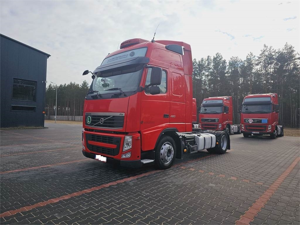 Volvo FH13 XXL NEW TIRES MANUAL 420 EURO 5 2011  - Nyergesvontató: 2 kép. Volvo FH13 XXL NEW TIRES MANUAL 420 EURO 5 2011  - Nyergesvontató: 2 kép.