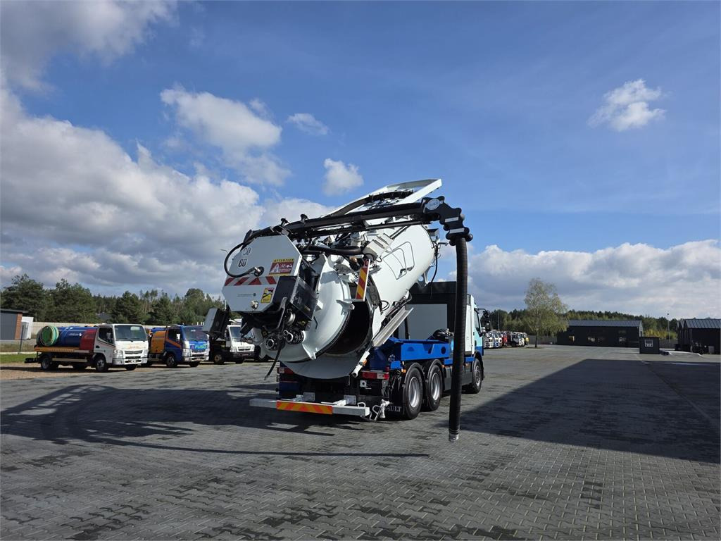 Renault for collecting liquid waste - Szippantós autó: 1 kép. Renault for collecting liquid waste - Szippantós autó: 1 kép.