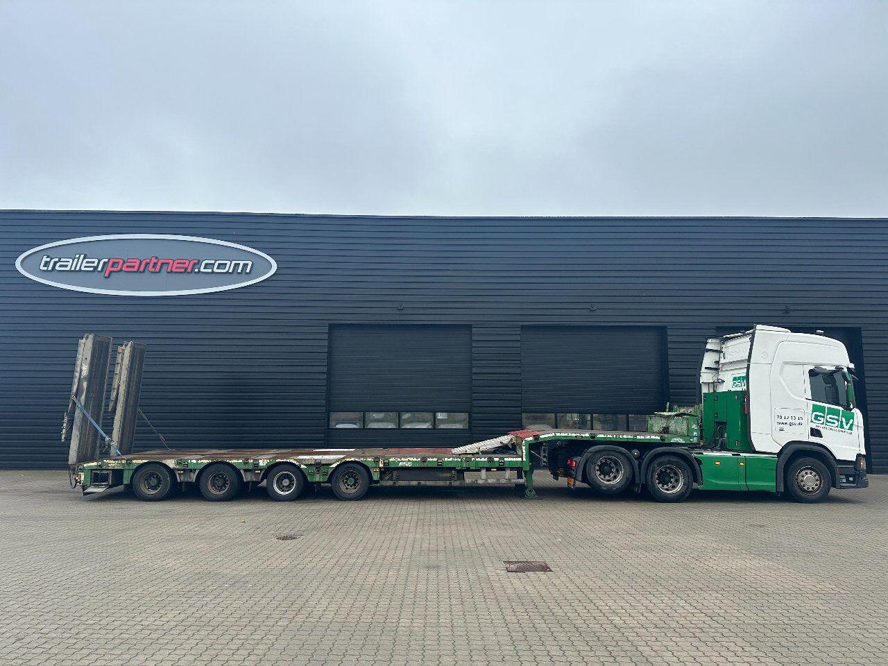 AMT 4 axle Lowloader / Ramps - Félpótkocsi mélybölcsős: 1 kép. AMT 4 axle Lowloader / Ramps - Félpótkocsi mélybölcsős: 1 kép.